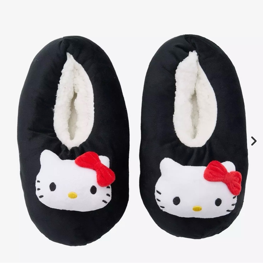 Sanrio Hello Kitty plush face cozy slippers / women’s small / medium / NEW tags